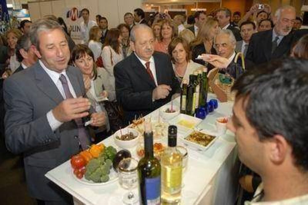 Cobos respald� los planteos ol�vicolas que hizo la Provincia El vicepresidente vino especialmente a la Expolivo. 