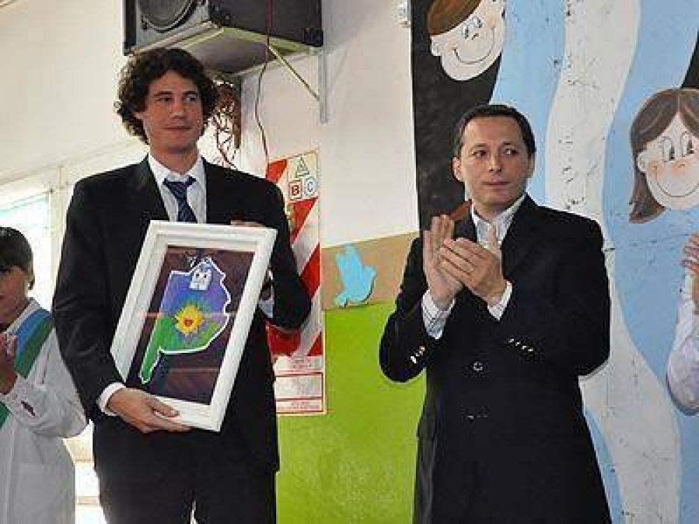 ECHEVERR�A: Gray particip� del nombramiento de la escuela Ra�l Ricardo Alfons�n