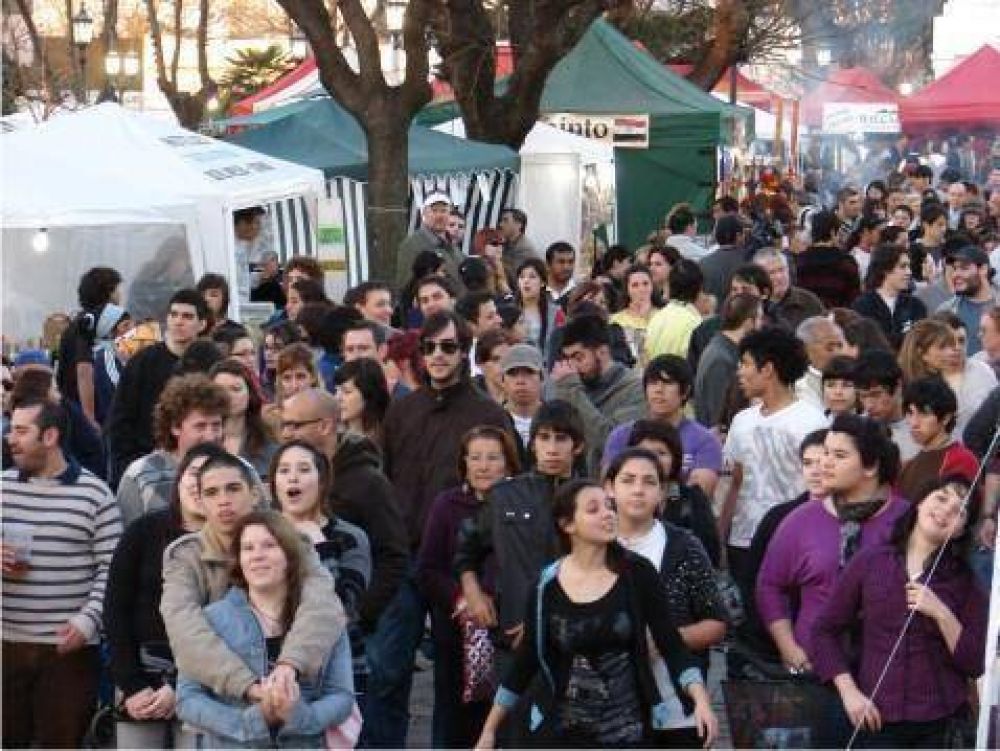 En la Plaza Dr. Eduardo Costa  Con la actuaci�n estelar de Facundo Saravia se cierr� la Choco Plaza 2010
