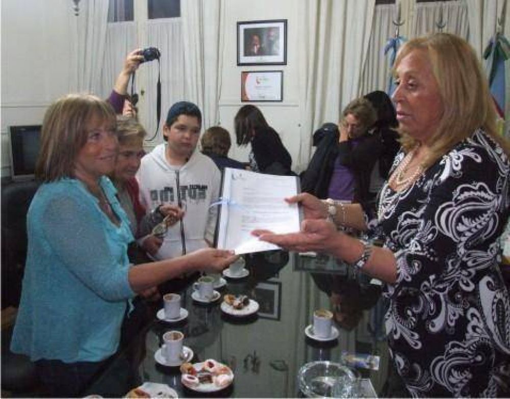 En el Despacho Municipal  Intendente Giroldi se reuni� con las autoras del libro �Nosotras, presas pol�ticas�