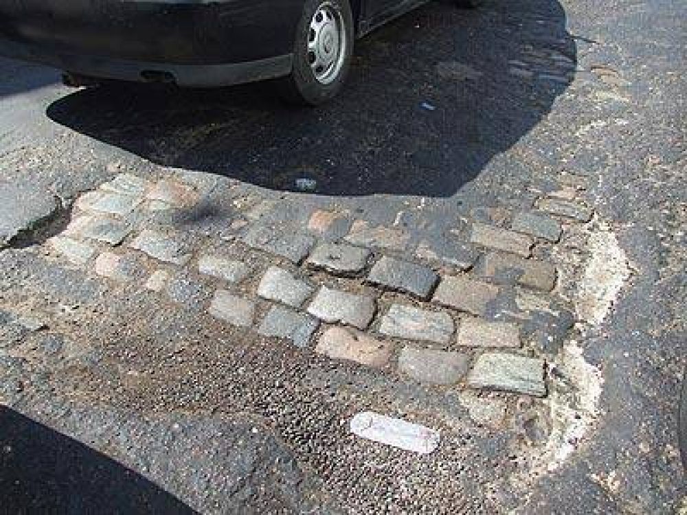 LAN�S I RECLAMO Reclaman la repavimentaci�n de la avenida 25 de Mayo