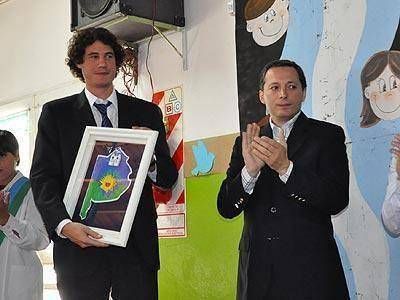 ECHEVERR�A | HOMENAJE Gray particip� del nombramiento de la escuela Ra�l Ricardo Alfons�n