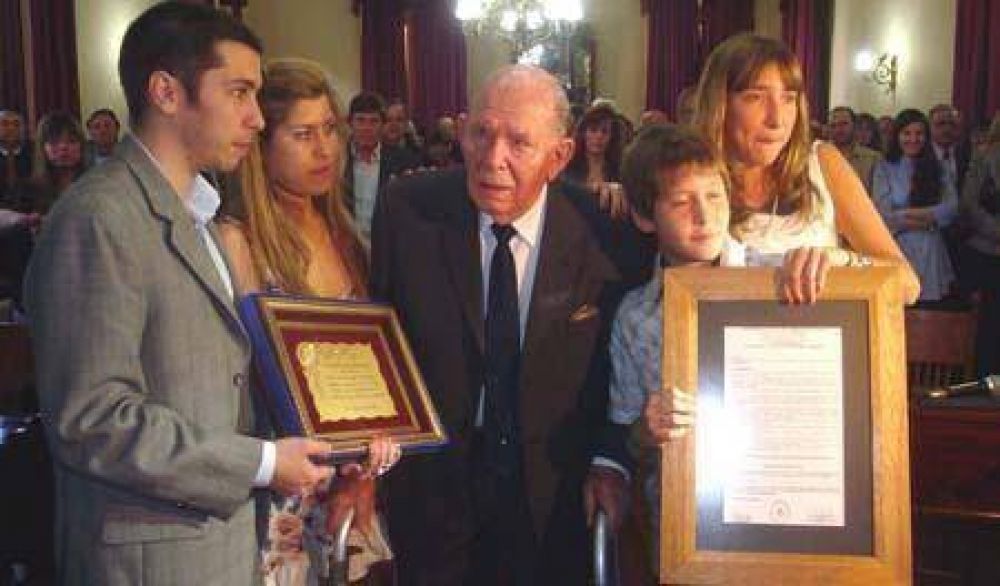 Un premio merecido  Juan �Nino� Cestari Ciudadano Ilustre de Col�n