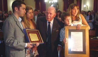 Un premio merecido  Juan �Nino� Cestari Ciudadano Ilustre de Col�n
