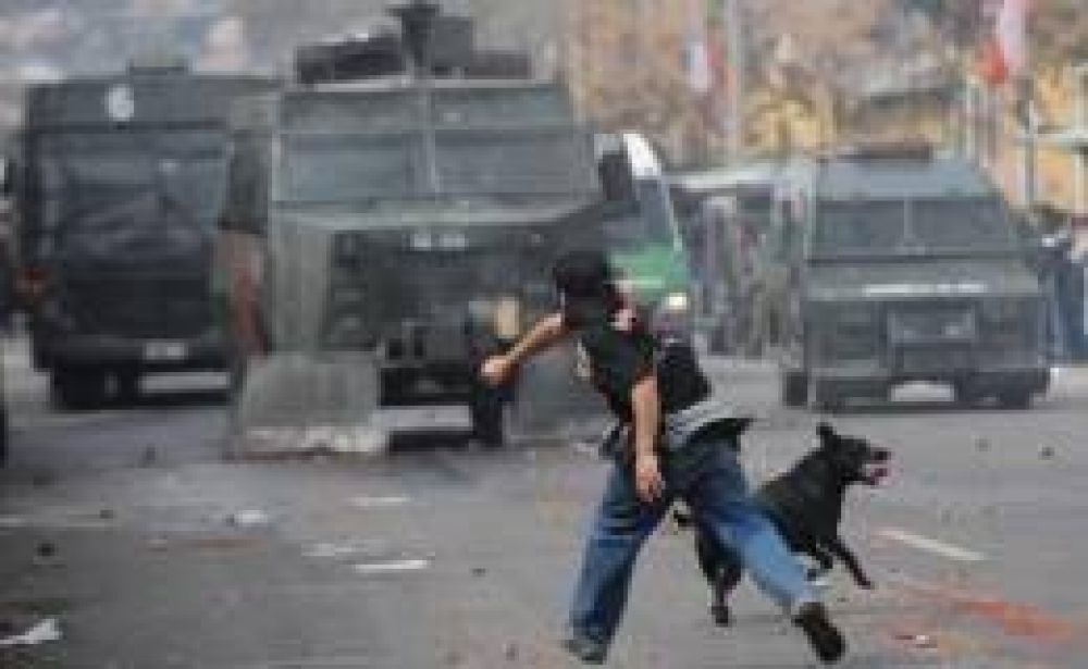 Chile: 13 heridos y 251 detenidos en actos por aniversario del golpe