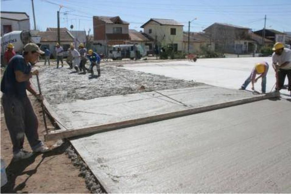 Obra ejecutada por la Cooperativa de Trabajo Renacer  El Municipio avanza en la construcci�n del Play�n Polideportivo del CIC del Barrio Lubo