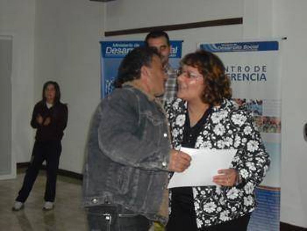 Se entregaron herramientas para talleres familiares y pensiones no contributivas