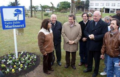 Una plazoleta recuerda al creador de la Caravana de la Primavera