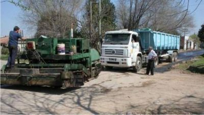 En la calle Dasso  Intendente Giroldi recorri� las obras de repavimentaci�n en barrio La Esperanza