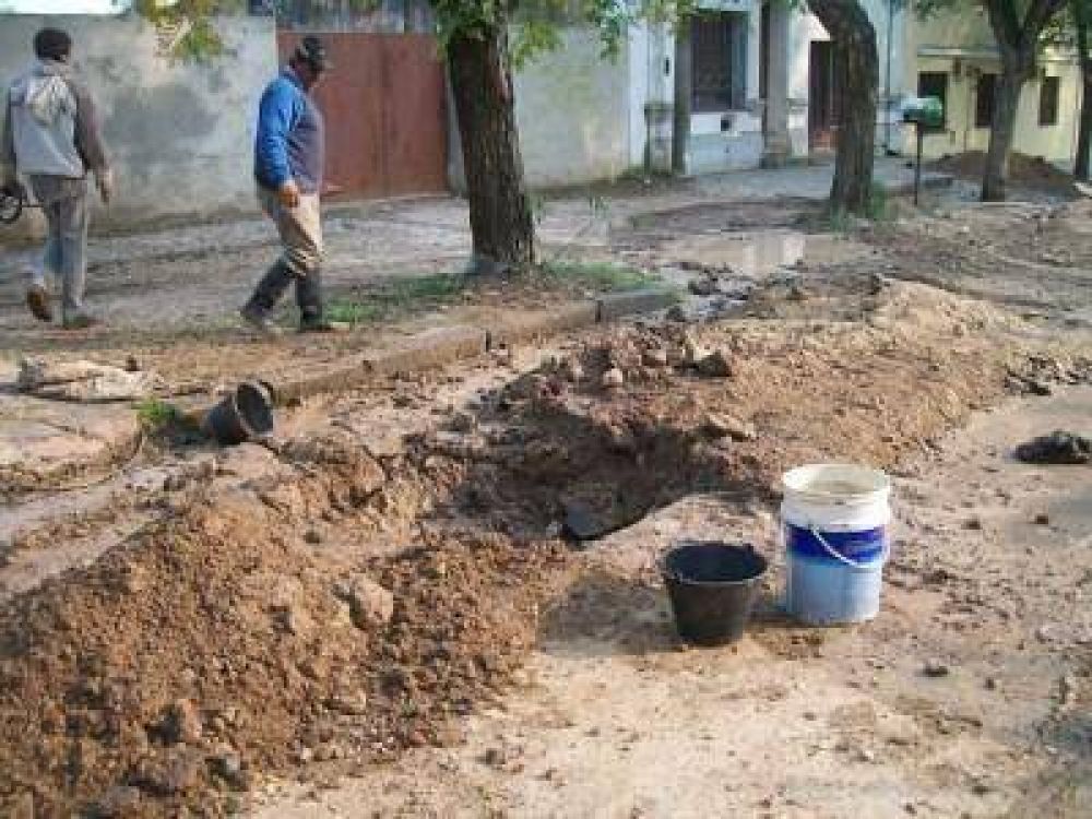 Obras cloacales: �Siempre es mejor romper la vereda que la calle�