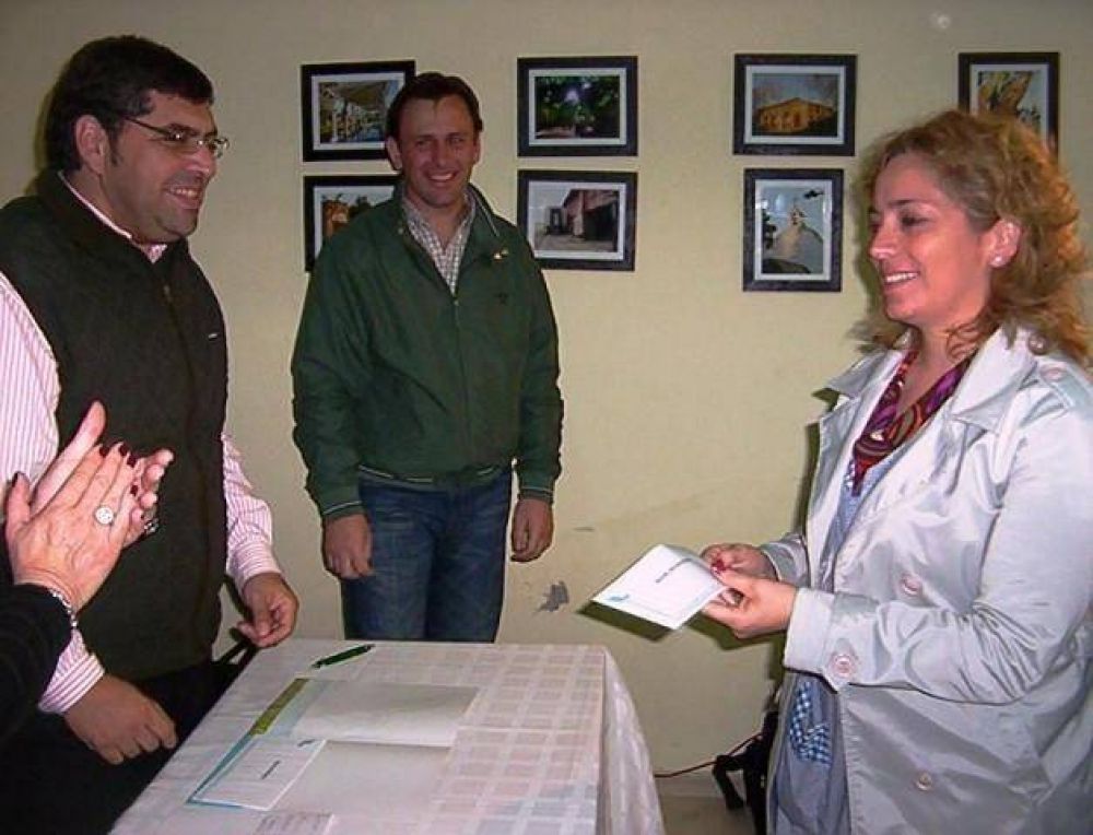 FUNDACION TIERRA FERTIL OTORGO BECAS PARA ESTUDIANTES