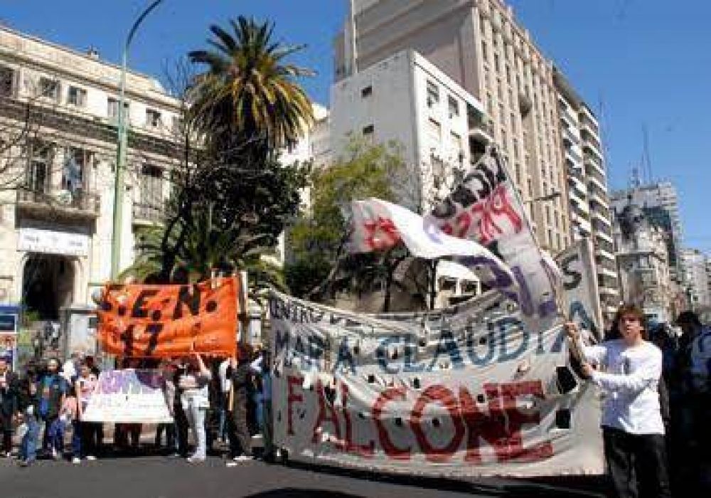 Alumnos porte�os cortaron el tr�nsito en 10 esquinas de la Ciudad