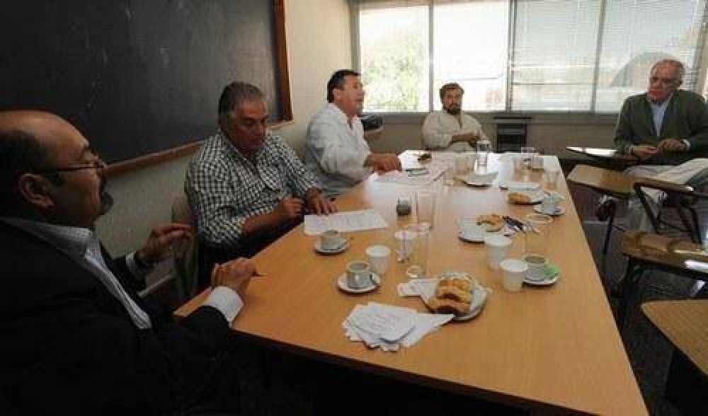Cl�nicas alertan sobre posibles despidos de 2 mil empleados 