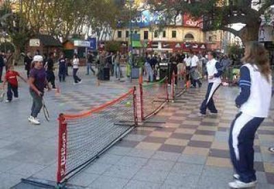 Jornada de tenis callejero en la Plaza de Mor�n