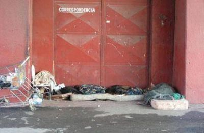 Quejas por indigentes que viven bajo el Viaducto de Sarand�