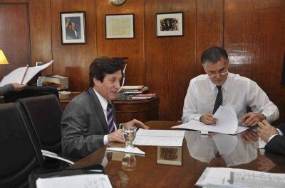 D�AZ P�REZ EN FIRMA DE CONVENIO CON EL MINISTERIO DE DESARROLLO SOCIAL DE LA NACI�N