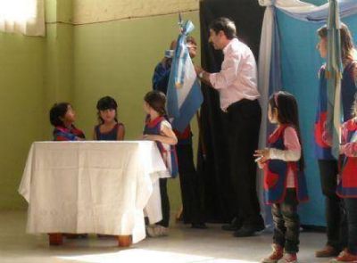 El D�a del Maestro Antedom�nico particip� del acto de entrega de una bandera de ceremonia al Jard�n de Infantes Municipal