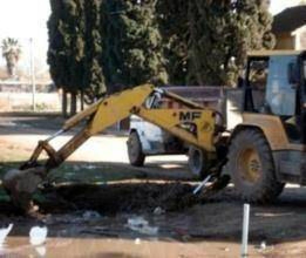 Bacheo y desag�es en barrio Itec