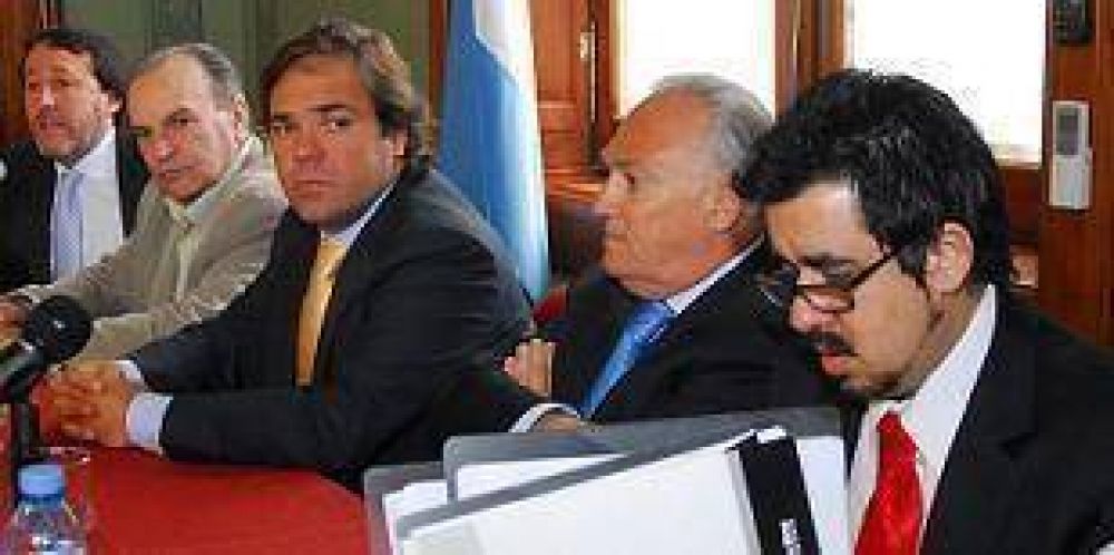 Ministros califican de �positiva� la reuni�n con los senadores