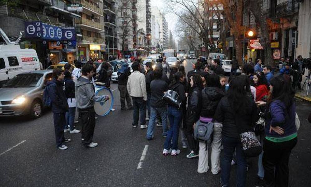Contin�an las tomas en las escuelas, mientras hoy marchan por "La noche de los L�pices"