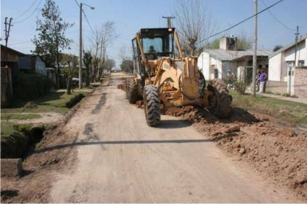 Junto a Cooperativa �Por los Nuestros�  Intendente Giroldi recorri� obras que se realizan en barrio La Josefa