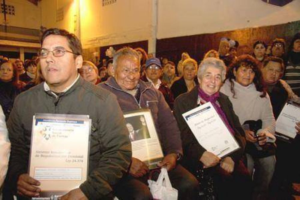 Entrega de escrituras en Casanova, la seguridad de la casa propia