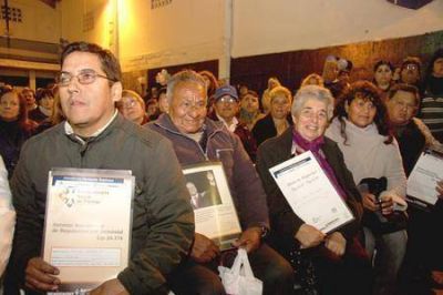 Entrega de escrituras en Casanova, la seguridad de la casa propia