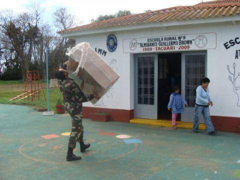  	 Aporte del Ministerio de Educaci�n de la Naci�n Entrega de material did�ctico para escuelas rurales