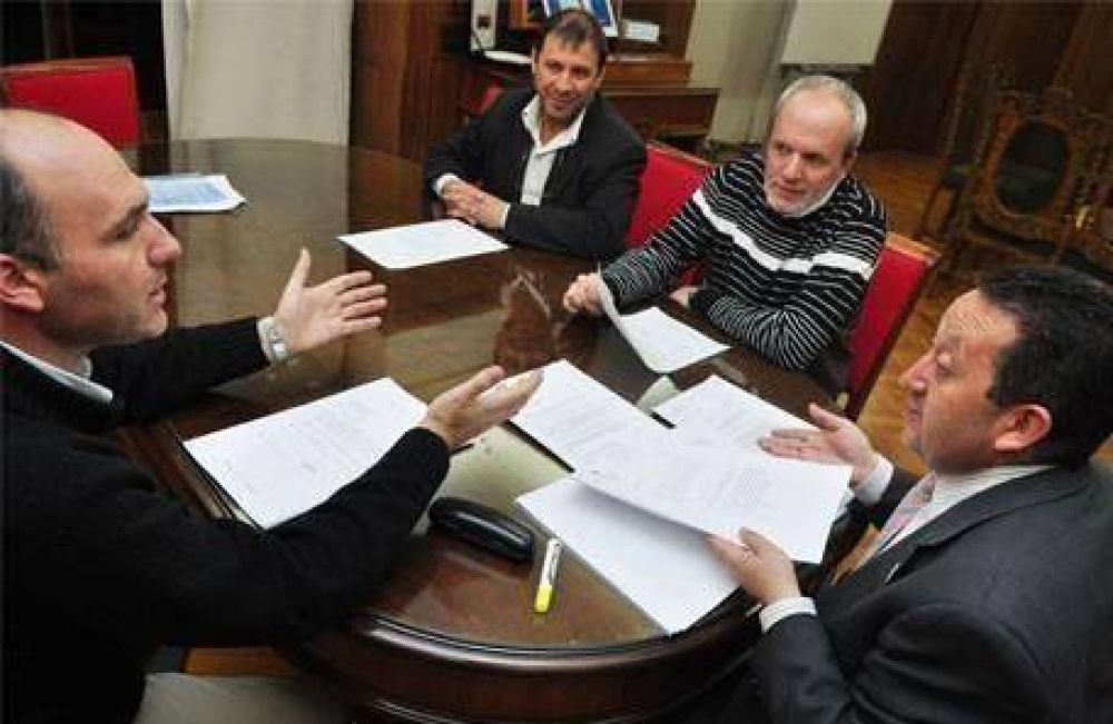 Celso Jaque se reuni� con el cient�fico mendocino m�s destacado en el tema glaciares