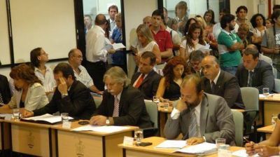 El intendente y concejales aprueban aumento de sueldos y desaf�an el tope