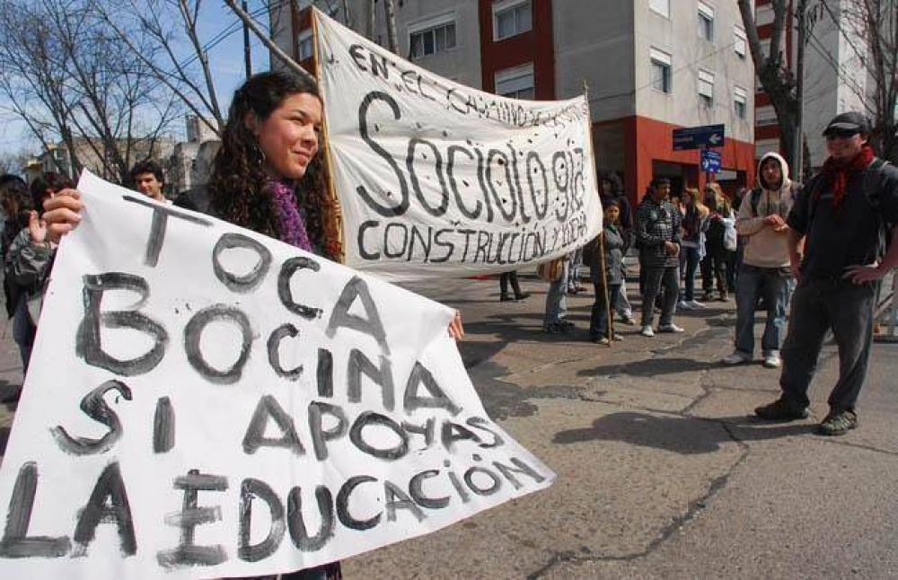 Alumnos de Sociolog�a de la UNMdP realizaron una clase abierta en plena calle