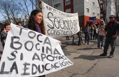 Alumnos de Sociolog�a de la UNMdP realizaron una clase abierta en plena calle
