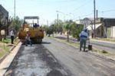 Supervisaron los trabajos de asfalto en General Rojo 