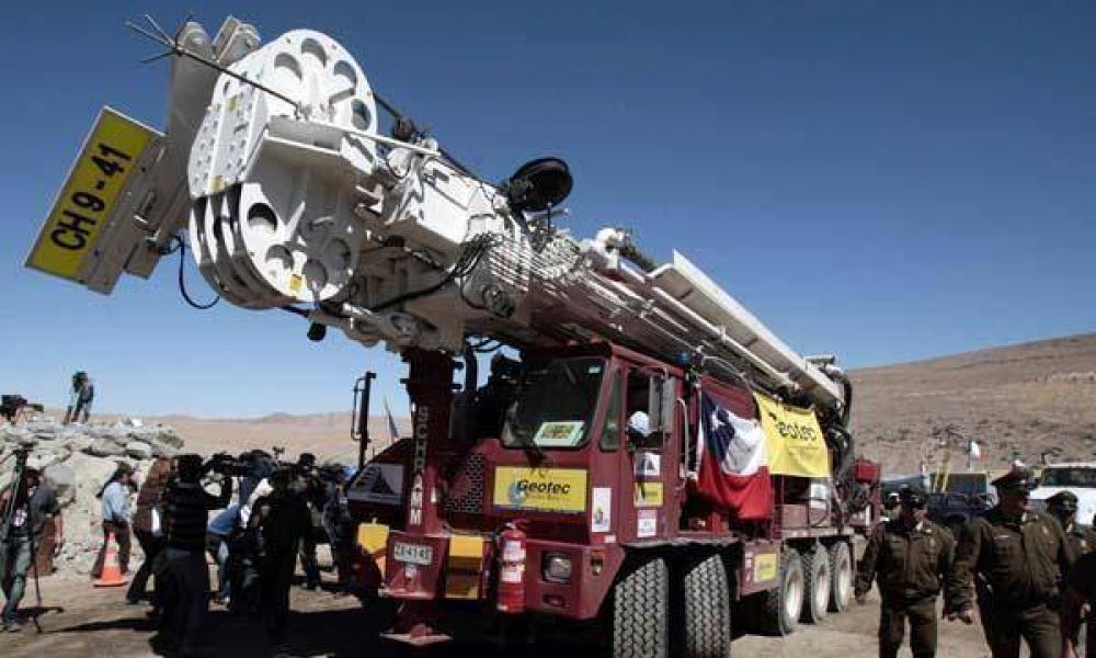 Una perforadora lleg� a una zona cercana al refugio de los mineros