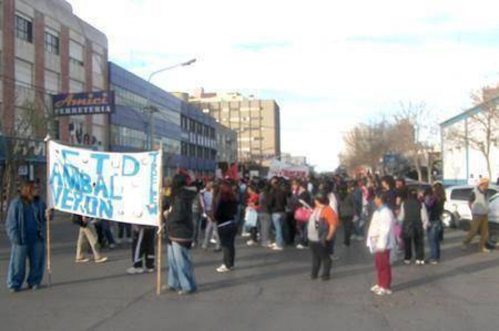 M�s de 200 personas recordaron en Trelew a Jorge Julio L�pez