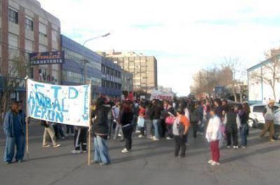 M�s de 200 personas recordaron en Trelew a Jorge Julio L�pez