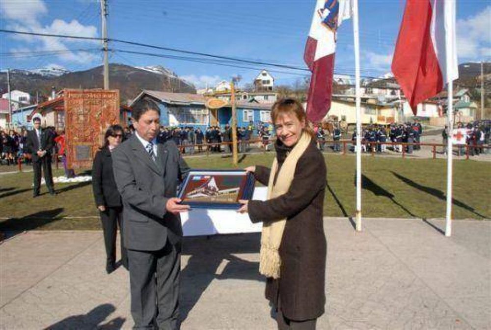 R�os particip� en Puerto Williams de los festejos por el Bicentenario de Chile