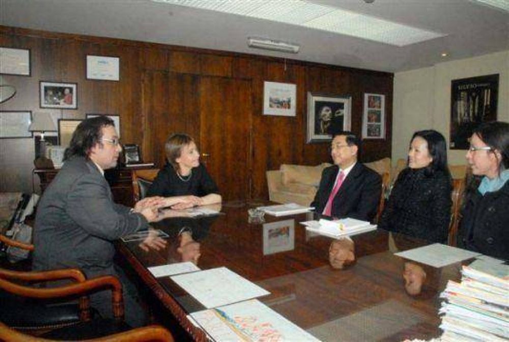 R�os recibi� al embajador de Tailandia, pa�s con inter�s de invertir en la industria