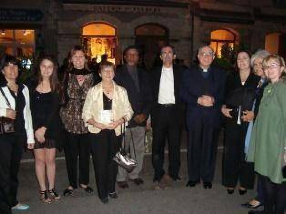 VIAJ� JUNTO AL ARZOBISPO RADRIZZANI Rosso y una variada agenda en la ciudad de Chartres La intendenta se reuni� con el secretario de Estado a cargo de las Empresas y del Comercio Exterior y responsable del �rea de Turismo del gobierno franc�s. Seg�n infor