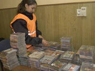 La Polic�a secuestr� miles de CD y DVD truchos en Lan�s