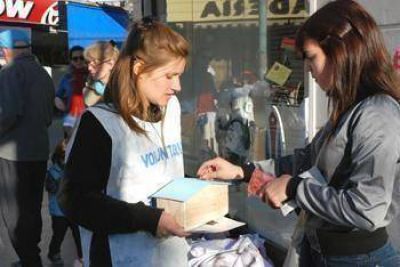 Carla Garc�a - Coordinadora del barrio �La ilusi�n� Fue un �xito la colecta de �Un Techo para mi Pa�s� en nuestra ciudad