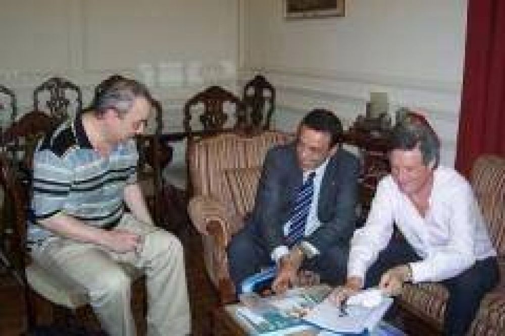 Prometen obras por 10 millones para escuelas zarate�as
