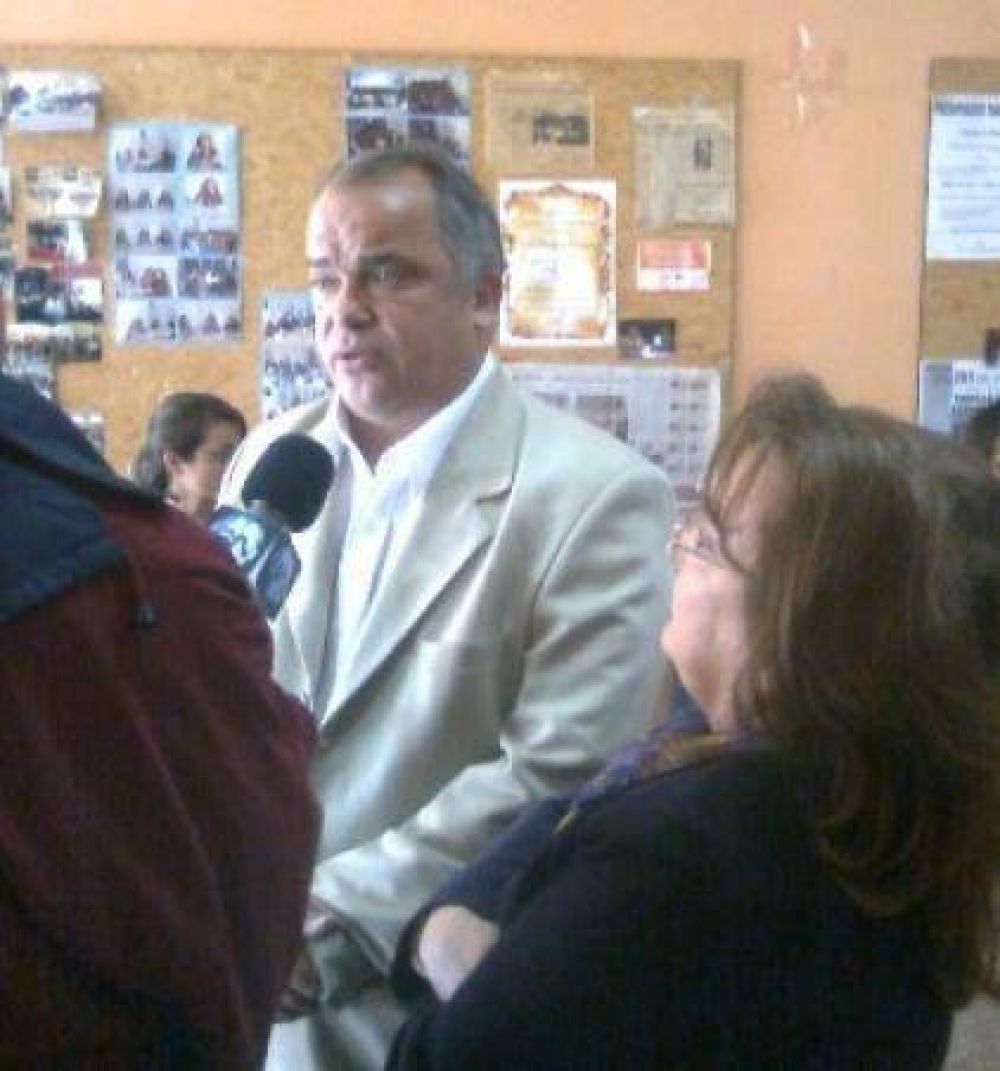 Carlos Comi present� su candidatura a gobernador
