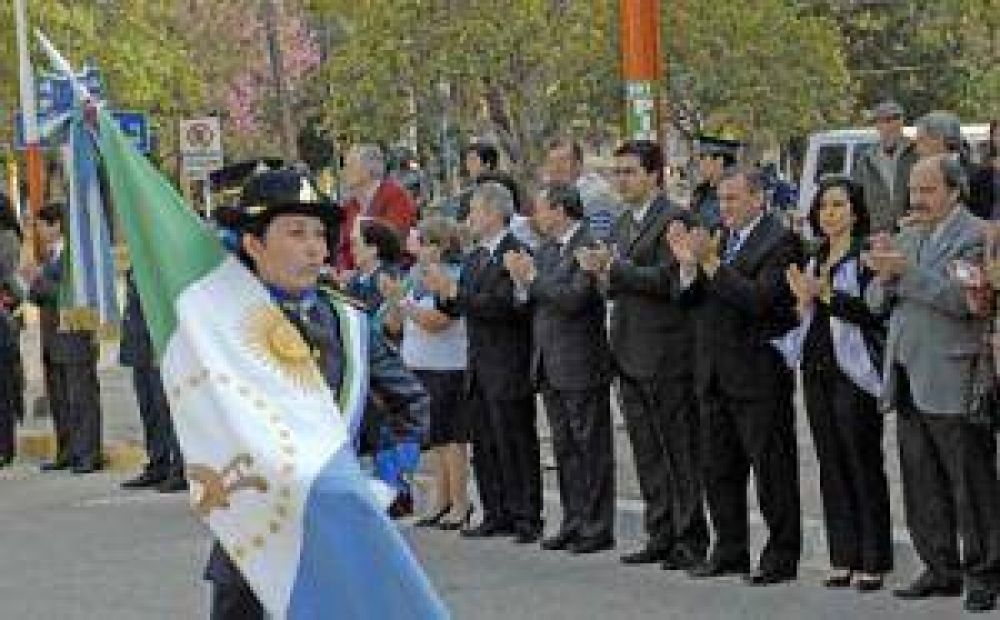 El Chaco rindi homenaje a su bandera 