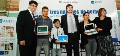 El intendente Ghi y Diego Bossio entregaron computadoras