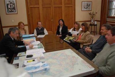 Eseverri firm� convenio para realizar el techo del Instituto Nuestra Se�ora del Rosario