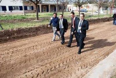 Comenz� la pavimentaci�n de calle Paroissien