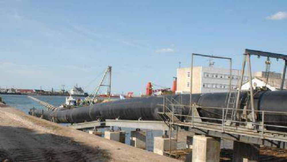 Trasladan un nuevo tramo de ca�er�a del Emisario Submarino
