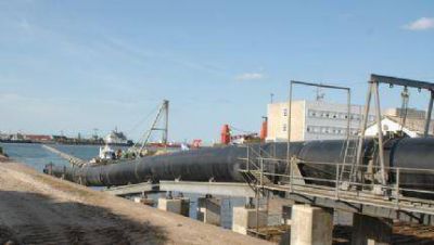 Trasladan un nuevo tramo de ca�er�a del Emisario Submarino
