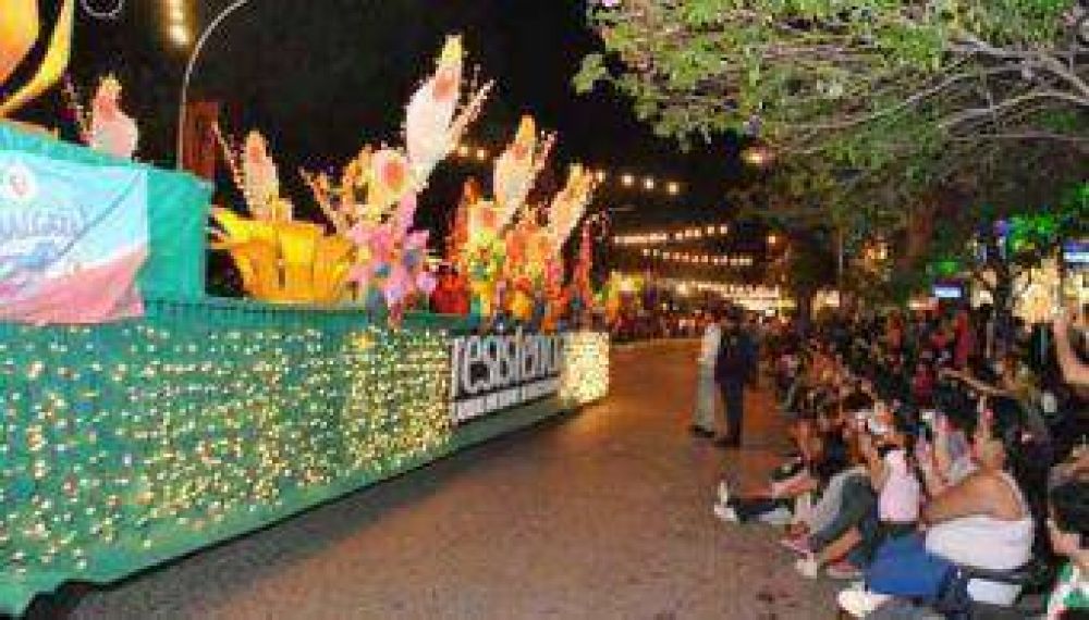 Los estudiantes llenaron de color el centro con el Desfile de Carrozas
